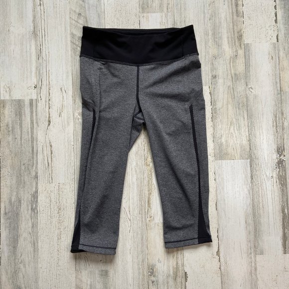 CLEARANCE! Lululemon Size 6 Small Smooth Stride Crop Leggings Heathered Black - Picture 4 of 11